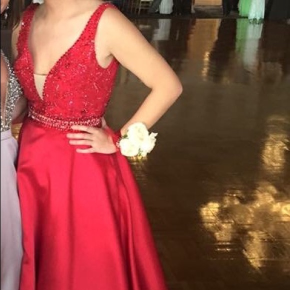 A beautiful red designer prom dress/gown - Picture 4 of 5